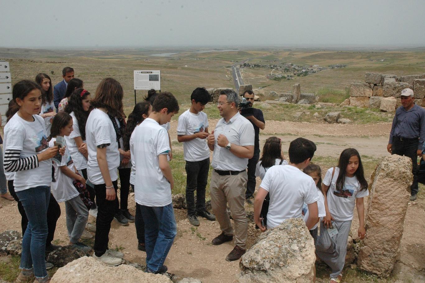 Öğrenciler tarihi Zerzevan Kalesi'nde ders işledi